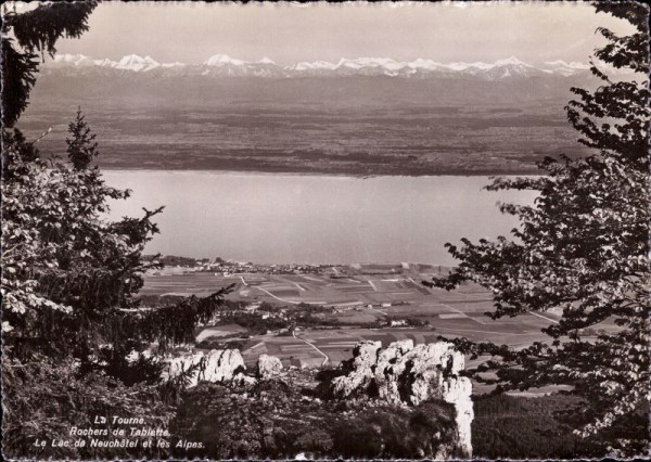 La Tourne. Rochers de Tablette. Le Lac de Neuchâtel et les Alpes.