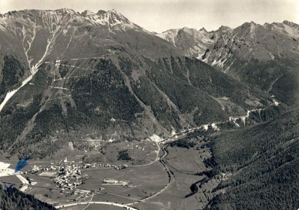 Zernez mit Ofenbergstrasse gegen Piz Nuna und Piz Laschadurella Vorderseite