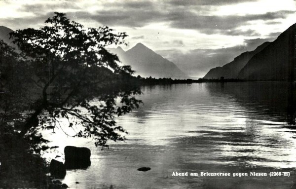 Abend Brienzersee gegen Niesen Vorderseite
