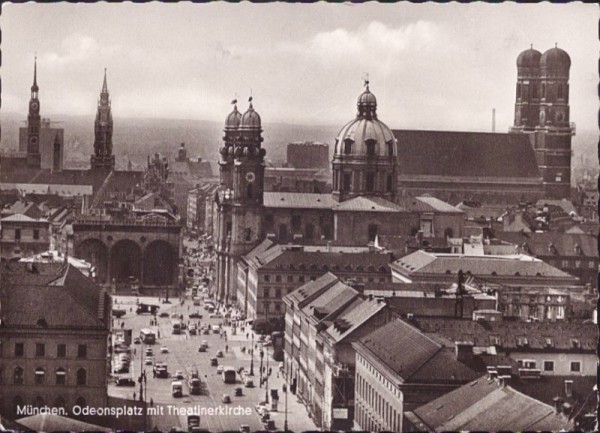 Odeonsplatz mit Theatinerkirche, München