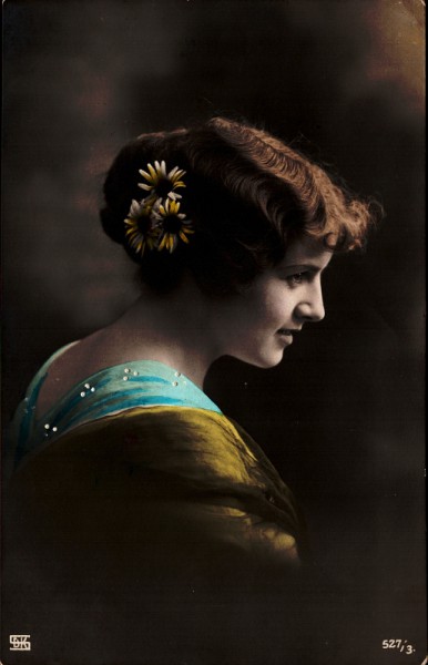 Eine Frau mit Blumen in den Haaren