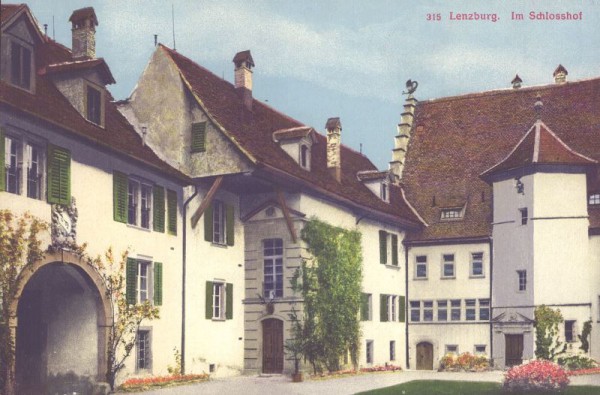 Lenzburg, im Schlosshof