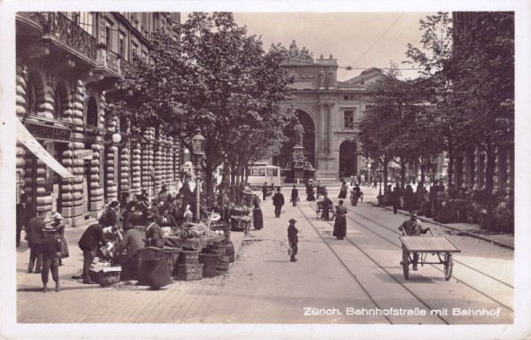 Zürich. Bahnhofstrasse mit Bahnhof
