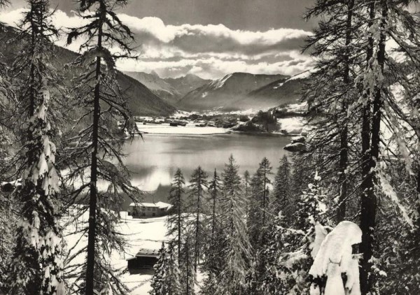 Blick über den Davosersee und Davos gegen Tinzenhorn Vorderseite