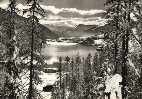 Blick über den Davosersee und Davos gegen Tinzenhorn Vorderseite