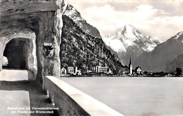 Axenstrasse am Vierwaldstättersee mit Flüelen und Bristenstock. Vorderseite