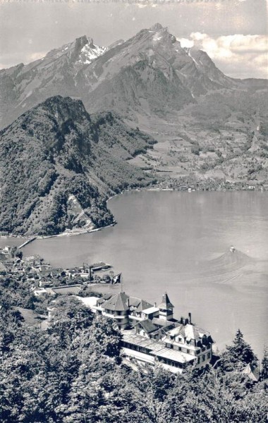 Hotel Fürigen über dem Vierwaldstättersee mit Pilatus Vorderseite