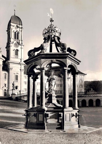 Einsiedeln. Marienbrunnen Vorderseite