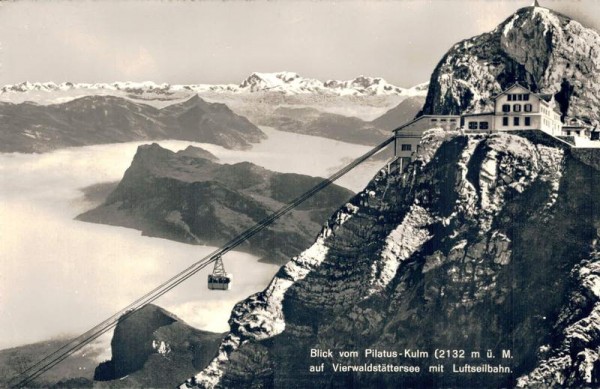 Blick vom Pilatus-Kulm auf Vierwaldstättersee mit Luftseilbahn. Vorderseite