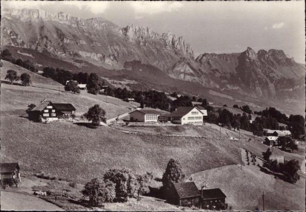 Schulhausareal mit Kreuzberg, Grabserberg Vorderseite
