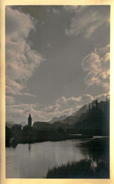 See mit Dorf im Hintergrund Vorderseite