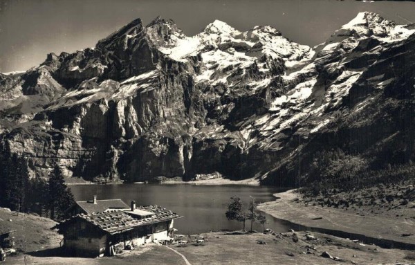 Oeschinensee mit Sennerei Wandfluh-Rauber. Rothorn, Blümlisalphorn u. Fründenhorn. Vorderseite