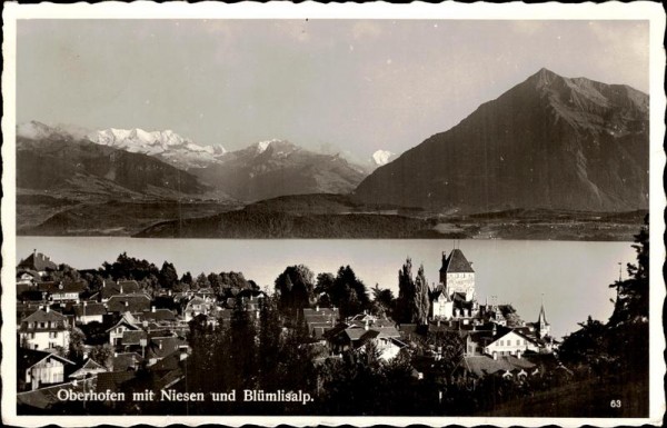 Oberhofen mit Niesen und Blümlisalp. Vorderseite