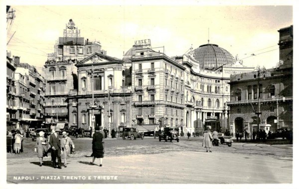 Napoli, Piazza Trento e Trieste Vorderseite