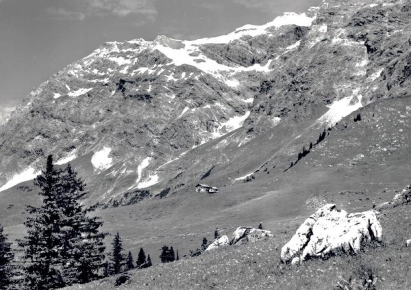 Schesaplana-Hütte mit Schesaplana Vorderseite