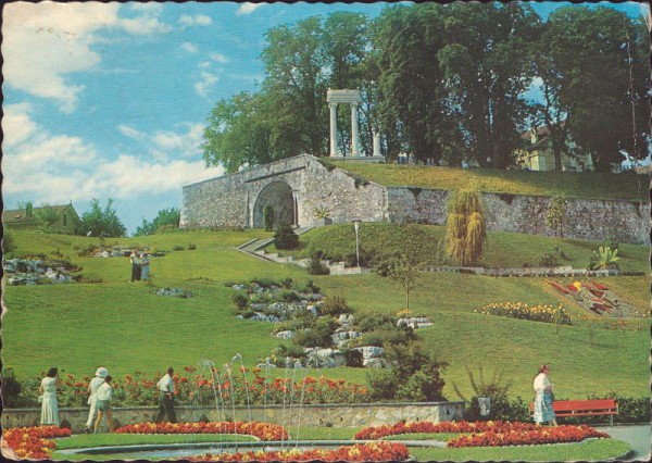 Nyon - Le jadrin public et les colonnes romaines