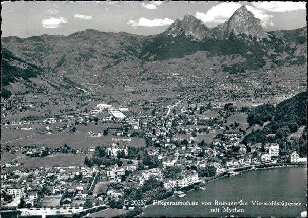 Brunnen am Vierwaldstättersee mit Mythen, Flugaufnahme Vorderseite