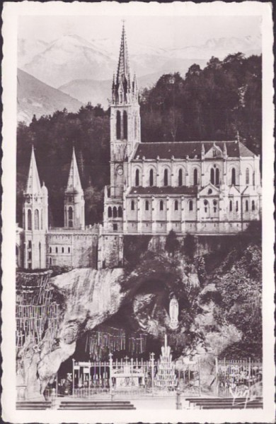 Lourdes - La Basilique et la Grotte