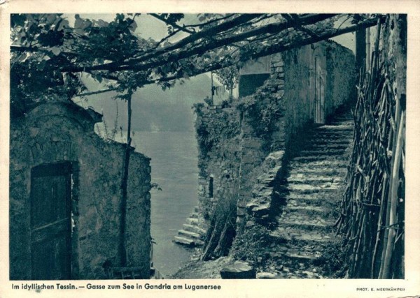 Im idyllischen Tessin. Gasse zum See in Gandria am Lugano Vorderseite
