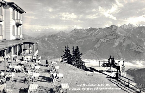 Hotel Stanserhorn- Kulm, Terrasse mit Blick auf Unterwaldnerberge Vorderseite