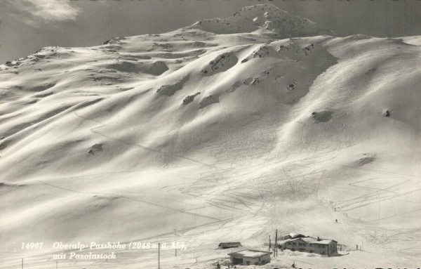 Oberalp-Passhöhe mit Pazolastock. Gasthaus Passhöhe-Hospiz Vorderseite