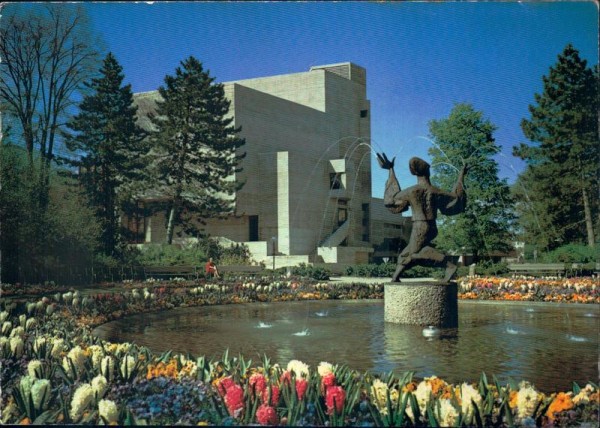 St. Gallen, Stadttheater und "Der Zauberer" im Stadtpark Vorderseite