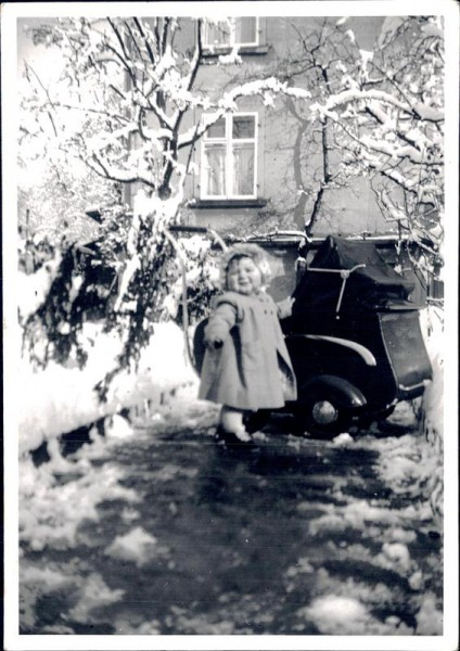 Vreneli vor dem Kinderwagen Vorderseite