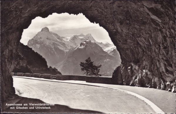 Axenstrasse am Vierwaldstättersee mit Glischen und Urirotstock