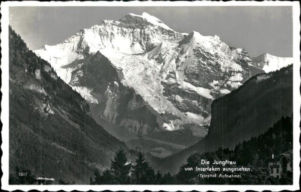 Die Jungfrau (4158 m) von Intelaken ausgesehen. Vorderseite