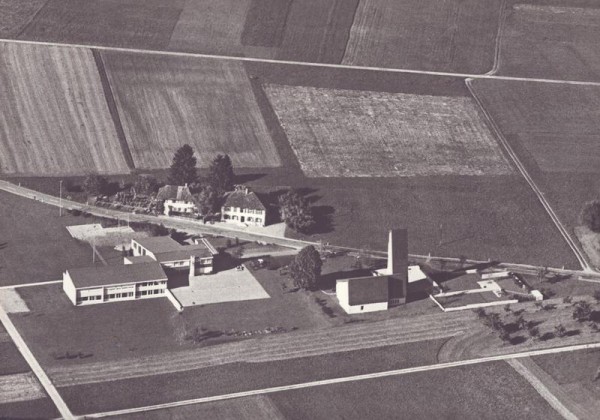 Schulhaus und Evang. Kirche, Lommis TG  -  Flugaufnahmen Vorderseite