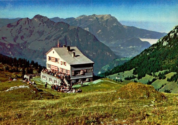 Brisenhaus SAC 1753 m ü. M. mit Stanserhorn und Pilatus Rückseite