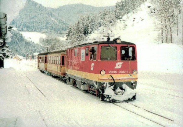 Zugwagen 2095 005 mit Personenzug, Bahnhof Göstling Vorderseite