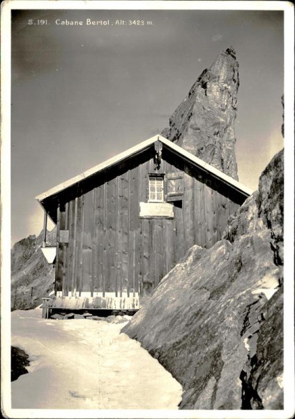 Cabane de Bertol (3311 m) Vorderseite