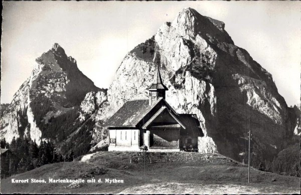 Kurort Stoos - Marienkapelle mit Mythen (1898 m) Vorderseite