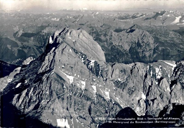 Säntis-Schwebebahn. Blick v. Säntisgipfel auf Altmann. Im Hintergrund die Bündneralpen (Berninagruppe)?, Falsch es sind die Österreicheralpen Vorderseite