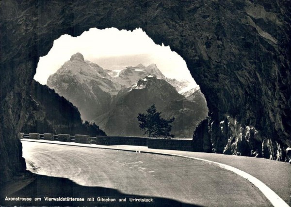 Axenstrasse am Vierwaldstättersee mit Glischen und Urirotstock Vorderseite