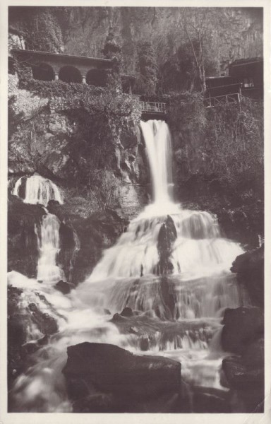 Beatushöhlen, Wasserfälle mit Kreuzgang