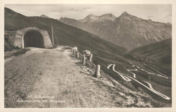 Splügenberg. Schneegalerie mit Berghaus Vorderseite