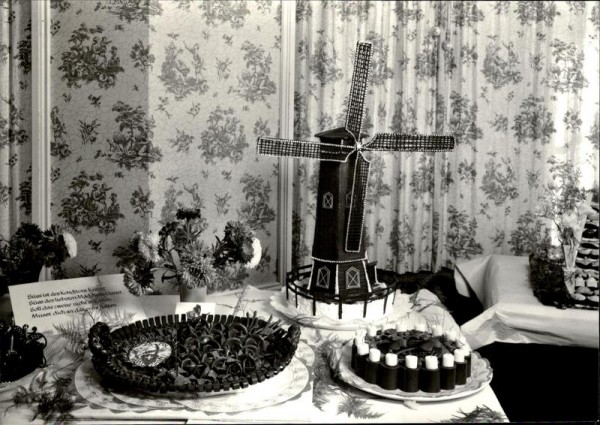 Freizeitausstellung im Hotel Hirschen 1949, Brunn Windmühle, Hörler Korb und Torte Vorderseite