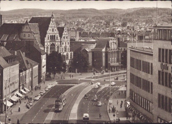 Blick vom Jahnplatz zum Rathaus und Teutoburger Wald, Bielefeld