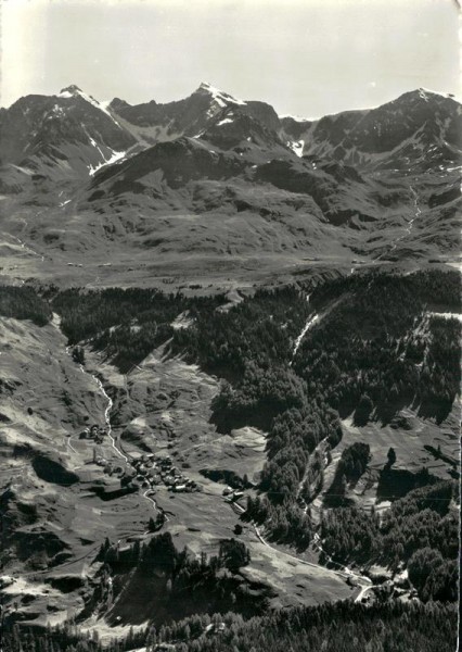 Sur und Alp Flix mit Piz Calderas Vorderseite