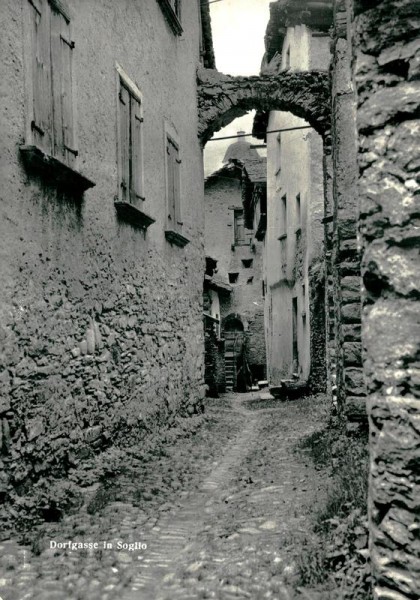 Dorfgasse in Soglio Vorderseite
