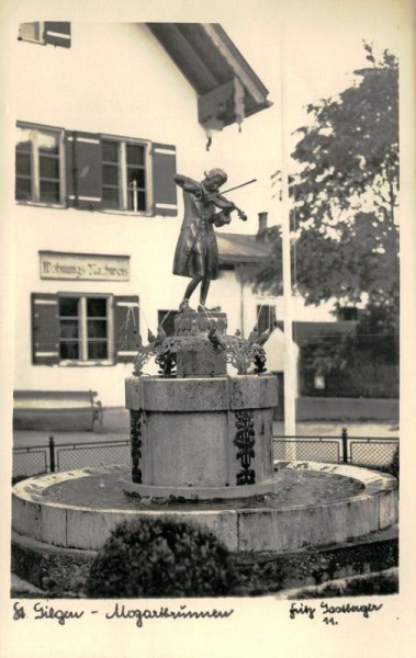 St.Gilgen, Mozartbrunnen Vorderseite