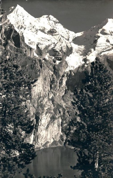 Oeschinensee vom Heuberg mit Blümlisalp Vorderseite