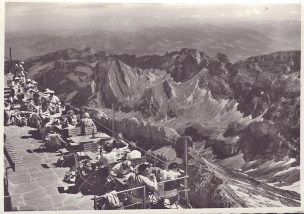 Berghotel Säntis (2504 M) Schweiz. Blick von der Terrasse gegen Staubern Vorderseite