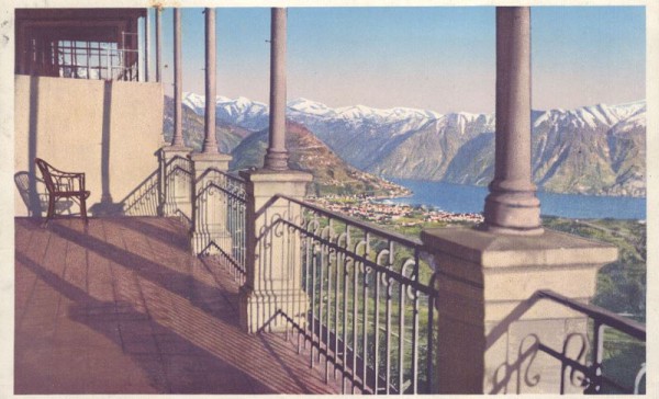 Veranda des Kurhauses Cademario mit Blick auf Lugano.