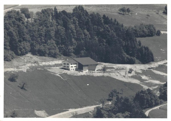 Bauernhaus mit Wald Vorderseite
