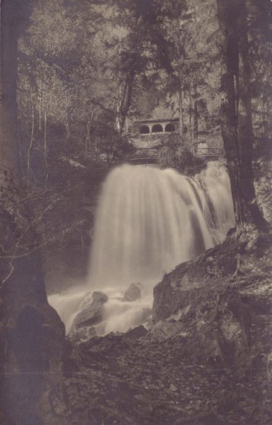 Beatushöhlen, Wasserfall mit Kreuzgang