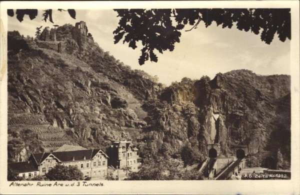 Altenahr Ruine Are u.d. 3 Tunnels Vorderseite