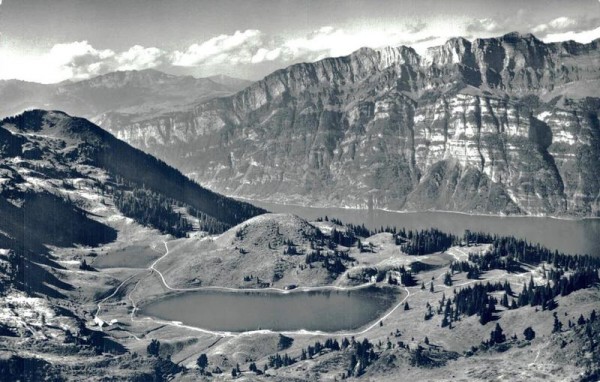 Hotel Seebenalp Oberterzen mit Walensee und Leistenkamm Vorderseite